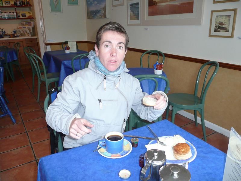 P1000642- Cream tea (cafe ou the et scones clotted cream confiture) a Pothleven.JPG - Cream tea (cafe ou thé et scones avec clotted cream et confiture) a Porthleven